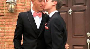 Las fotos de una pareja gay de atletas en la fiesta de graduación de su instituto