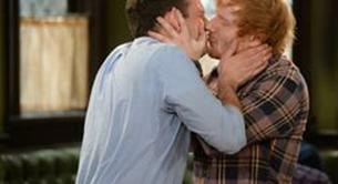 El beso gay de Ed Sheeran y su cover de Britney Spears