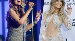 Jennifer Lopez mira el móvil durante la actuación de Mariah Carey en los Billboard Music Awards