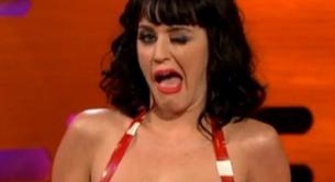 Katy Perry no consigue leer bien un discurso