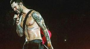 Adam Levine, sin camiseta y con una guitarra rosa