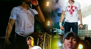 Enrique Iglesias se corta la mano en directo y dibuja un corazón con su sangre