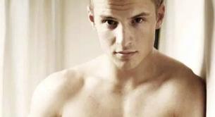 Freddie Stroma desnudo en 'UnREAL'