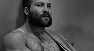 El torso de Jai Courtney desnudo en Interview