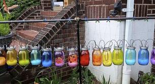 Un jardín considerado "gay" por colgar unos jarrones con los colores del arcoiris