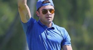 Los increíbles brazos de Zac Efron jugando al golf