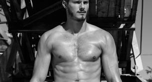 Alexander Ludwig desnudo y luciendo ropa interior en 'Flaunt'