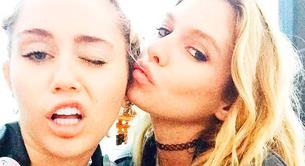 Los besos entre Miley Cyrus y Stella Maxwell, su nueva novia