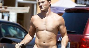 Scott Eastwood sale a hacer la compra sin camiseta