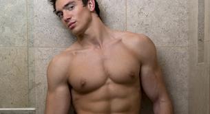 Steve Grand, el cantante country gay, asiste a un baile con marines