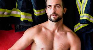 Bomberos desnudos de Madrid en un calendario solidario