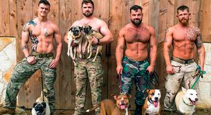 Soldados desnudos y perros en un calendario benéfico