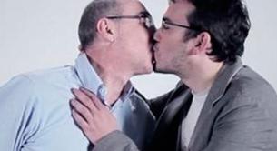 El beso gay entre 2 políticos en un vídeo electoral