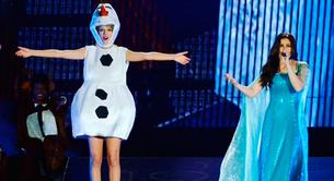 Taylor Swift canta 'Let It Go' disfrazada de Olaf con Idina Menzel