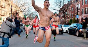 Hombres en Speedo corriendo en la Boston Santa Speedo Run 2015