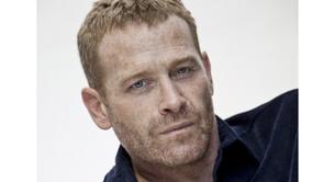 El actor Max Martini, desnudo en la serie de Amazon 'Edge'