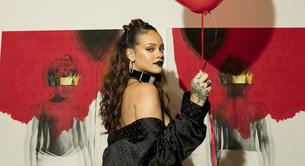 Rihanna regala teléfonos móviles a sus fans más fieles