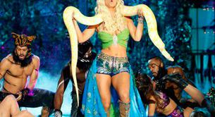 Kaley Cuoco imita a Britney Spears con serpiente en 'Lip Sync Battle'