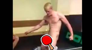 El viral del hombre desnudo que juega al ping pong con su pene