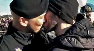 El beso entre un militar y su novio tras 255 días sin verse