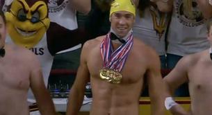 El nadador Michael Phelps, desnudo en un partido de baloncesto