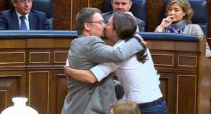 El beso gay de Pablo Iglesias y Xavier Domènech arrasa en Twitter