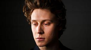 El británico George Mackay, desnudo en la serie  'The Outcast'