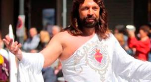 El Jesucristo gay expulsado de una procesión por enseñar un hombro