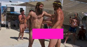 Hombres desnudos peleando en el festival 'Burning Man'