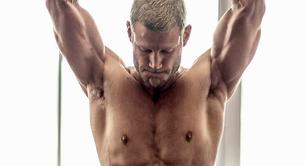 Tom Hopper desnudo te enseña su Santo Grial