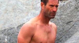 Aaron Eckhart desnudo en la playa