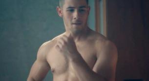 Nick Jonas desnudo en el vídeo de 'Under You'