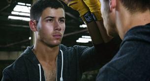 Nick Jonas desnudo en la escena más explícita de sexo gay en 'Kingdom'