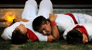 Un hombre despierta en San Fermín con otro haciéndole una felación