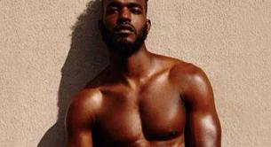 Las fotos del cantante y actor Luke James desnudo