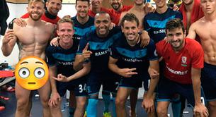 Futbolistas desnudos: el descuido de Adam Forshaw en una foto de su equipo