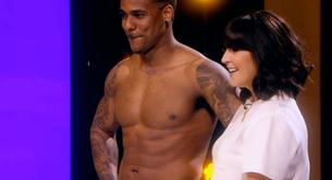 El DJ Darryl Williams desnudo enseñando su pene en 'The Naked Attraction'