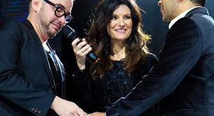 Laura Pausini casa a una pareja gay en un concierto