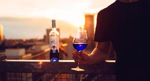 El primer vino azul, la bebida de moda en todo el mundo