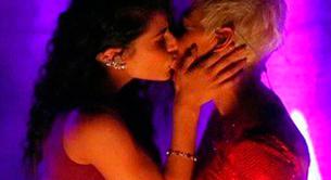 El beso de Ana Torroja y María León contra la homofobia en México