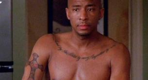 El actor Antwon Tanner desnudo y erecto