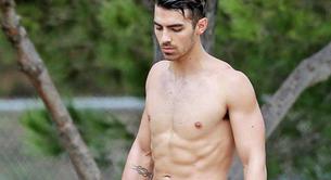 Joe Jonas sale a entrenar a la calle sin camiseta