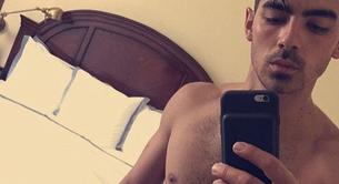 Joe Jonas sin ropa mientras presume de nuevo cuerpo