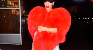 Rihanna triunfa con su abrigo corazón