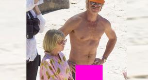 El actor Guy Pearce, erecto al lado de Kylie Minogue