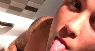 Sam Callahan desnudo, masturbándose y metiéndose un dedo