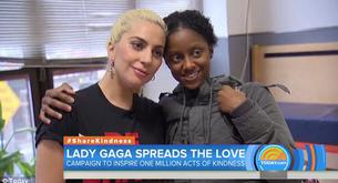 Lady Gaga presume de comprar regalos para los jóvenes LGBT