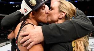 El beso lésbico más romántico de la UFC