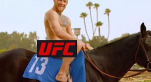 El luchador de UFC Conor McGregor desnudo encima de un caballo