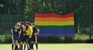 Proponen que los futbolistas gays salgan del armario en grupo